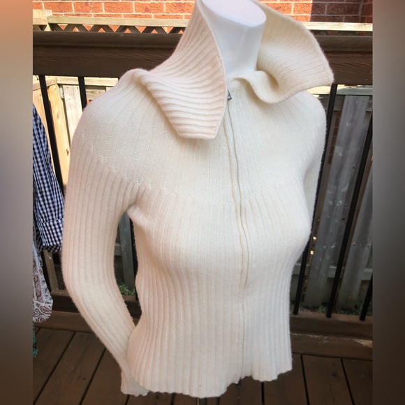 Amazing MaxMara Cream Sweater - Picture 4 of 10